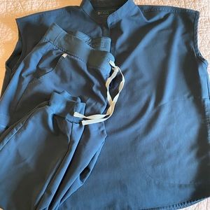 Figs Dark Harbor L Rafaela, PXL Zamora joggers.